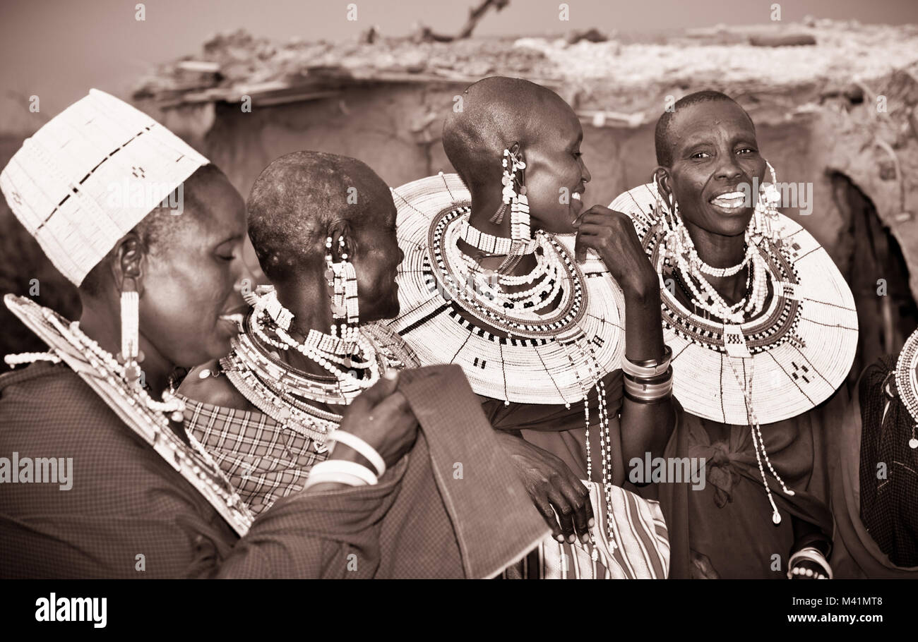 Tansania, Afrika - Februar 9, 2014: Masai mit traditionellen Ornamenten, Überprüfung des täglichen Lebens der Menschen vor Ort am 9. Februar 2014. Tansania. Traditionellen h Stockfoto