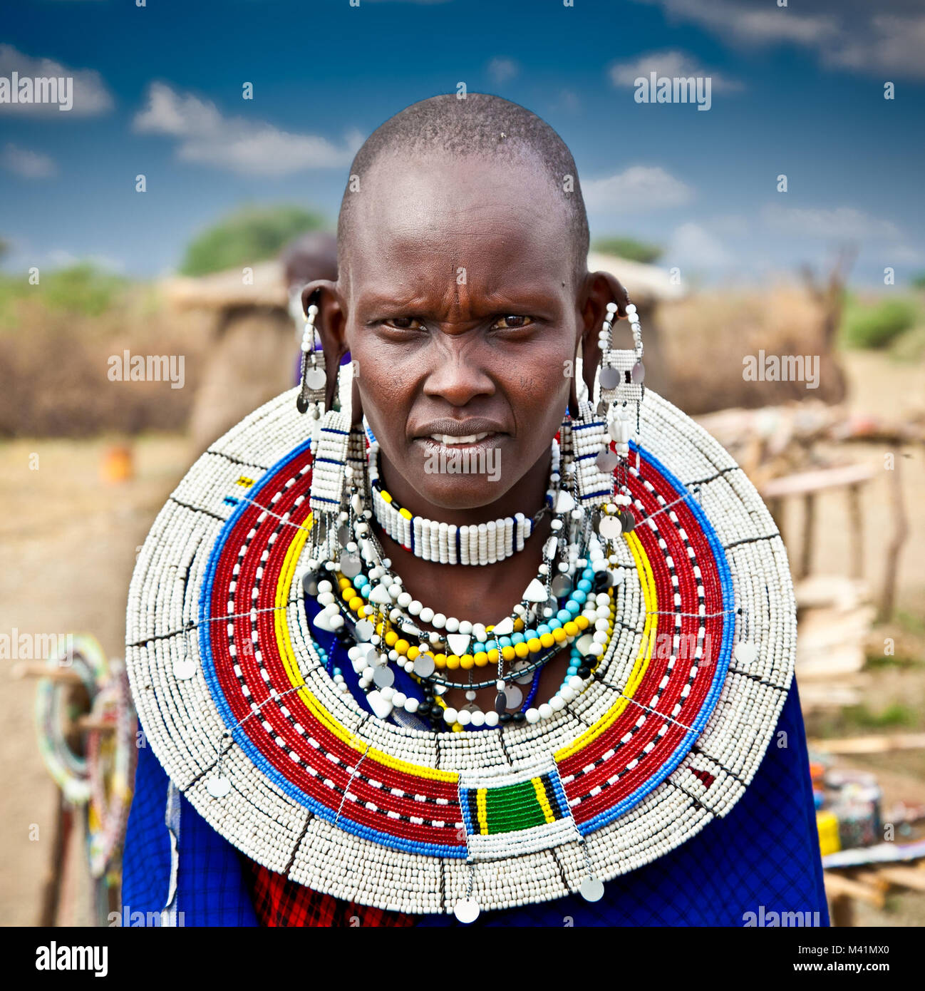 Tansania, Afrika - Februar 9, 2014: Massai Frau mit traditionellen Ornamenten, Überprüfung des täglichen Lebens der Menschen vor Ort am 9. Februar 2014. Tansania. Stockfoto