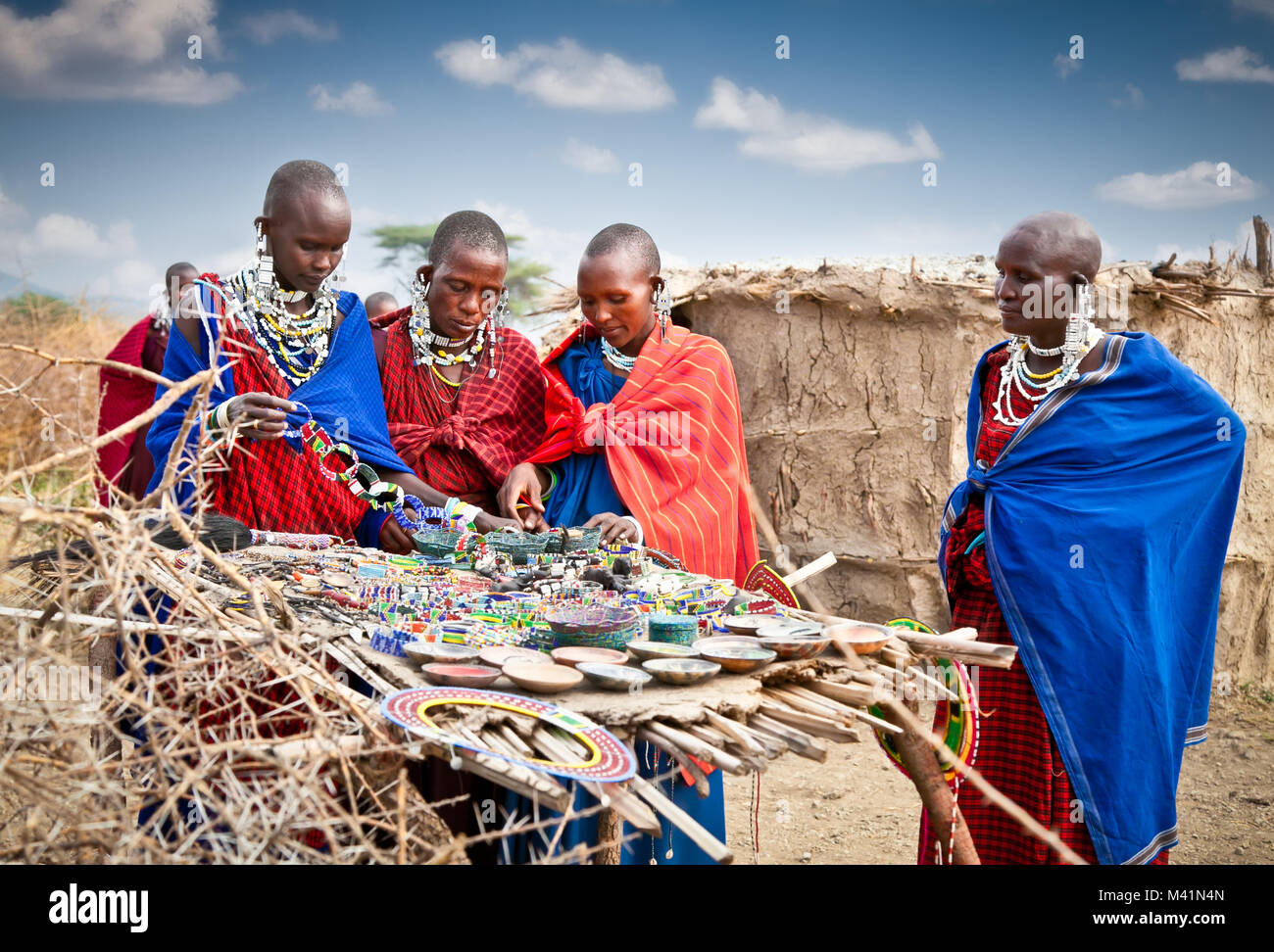 Tansania, Afrika - Februar 9, 2014: Masai mit traditionellen Ornamenten, Überprüfung des täglichen Lebens der Menschen vor Ort am 9. Februar 2014. Tansania. Traditionellen h Stockfoto