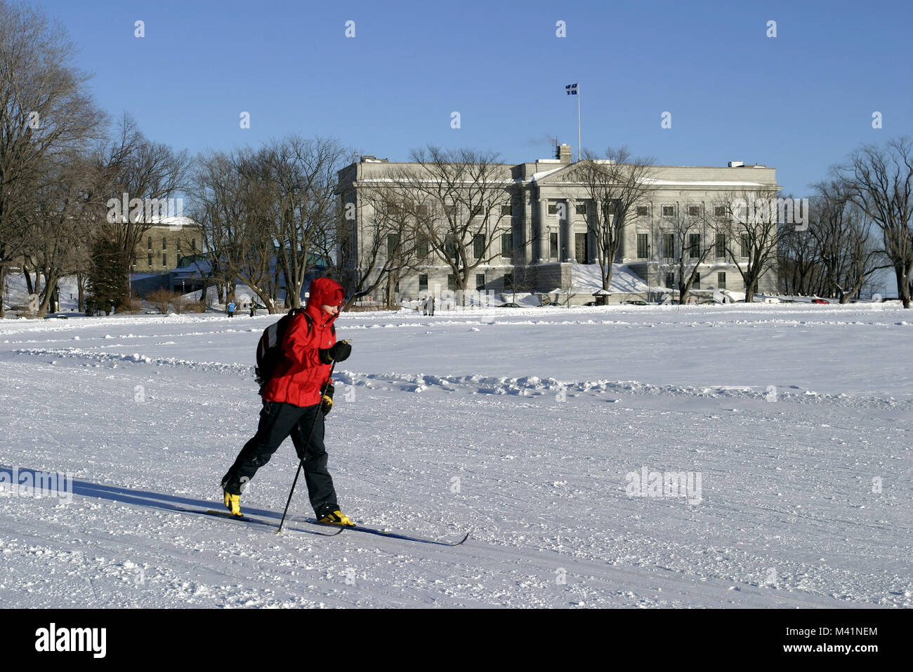 Kanada, in der Provinz Quebec, Quebec City, cross country Skier auf Abraham Ebenen vor dem nationalen Museum der Schönen Künste von Quebec (MNBAQ) Stockfoto