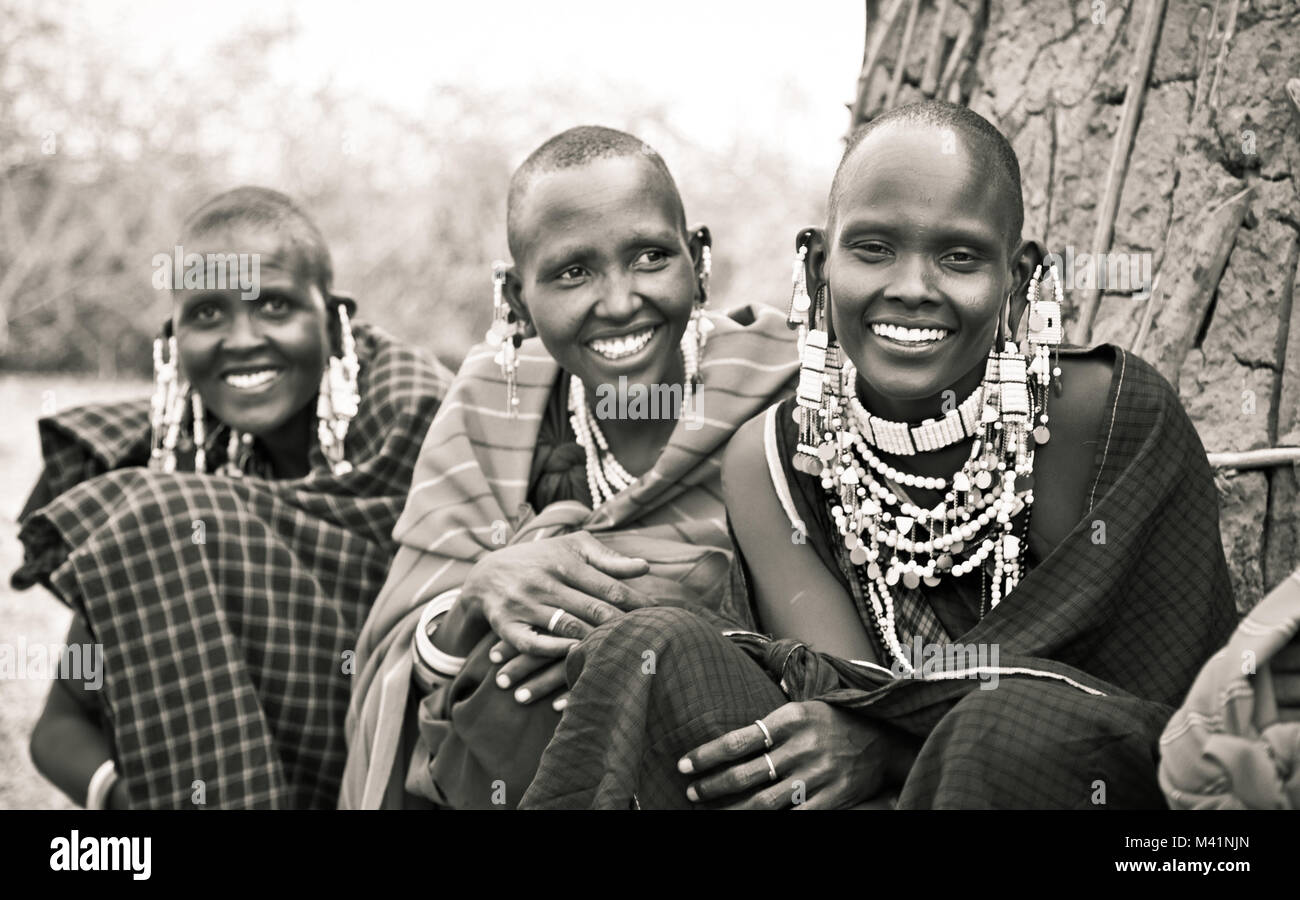 Tansania, Afrika - Februar 9, 2014: Masai mit traditionellen Ornamenten, Überprüfung des täglichen Lebens der Menschen vor Ort am 9. Februar 2014. Tansania. Traditionellen h Stockfoto