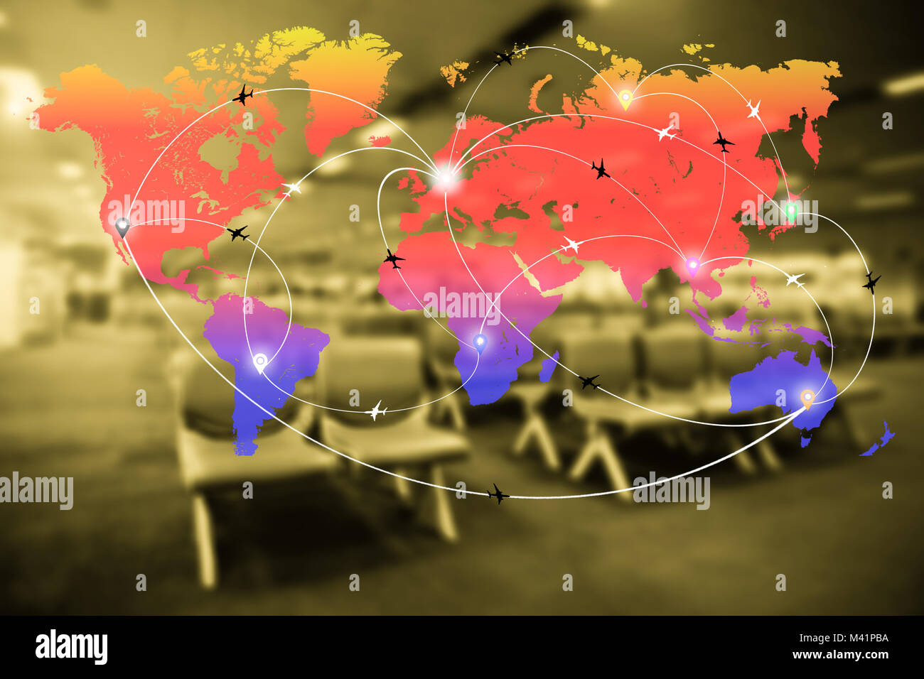 Abstrakte verschwommen airport terminal Interieur mit Weltkarte der Flugrouten Flugzeuge Netzwerk. Global Travel, Logistik Netzwerk Konzept. Stockfoto