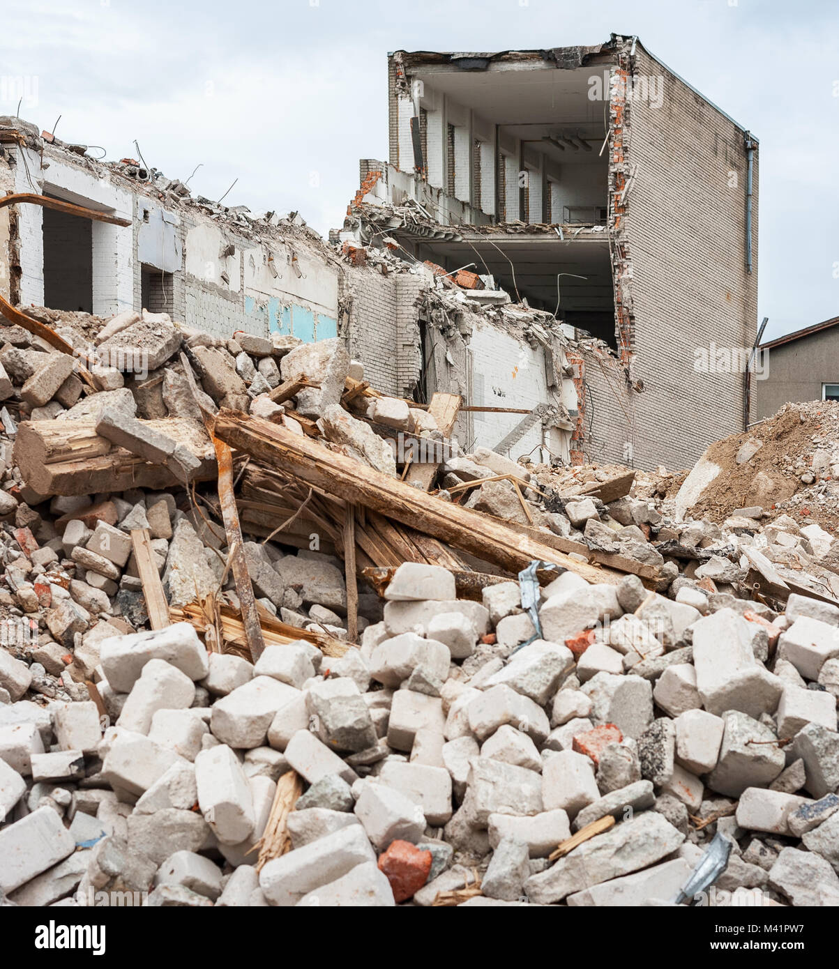 Haufen Schutt und zerstörte Gebäude Stockfoto