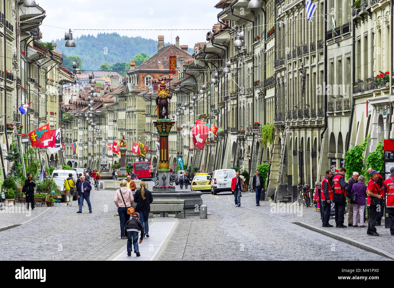 Alltag in der Marktgasse Straße im mittelalterlichen Stadtkern. Bern ...