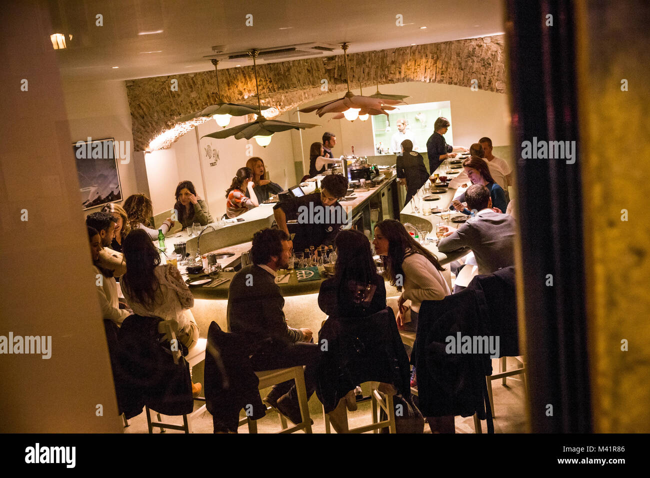 Menschen gesellige Abende in der Bar am Abend in Lissabon, Portugal. Stockfoto