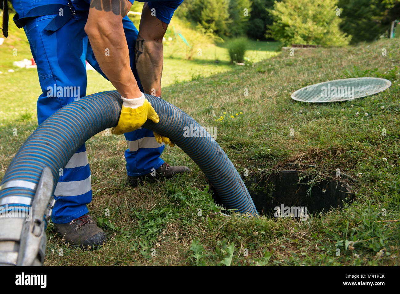 Haushalt Septic Tank entleeren. Reinigung von Schlamm aus septischen System. Stockfoto