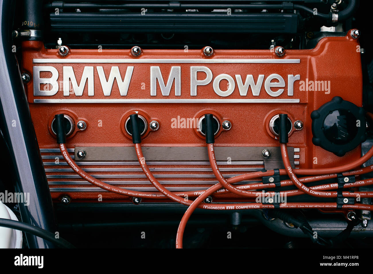 Detaillierte Darstellung der Motorraum eines 80er BMW M3 mit einem