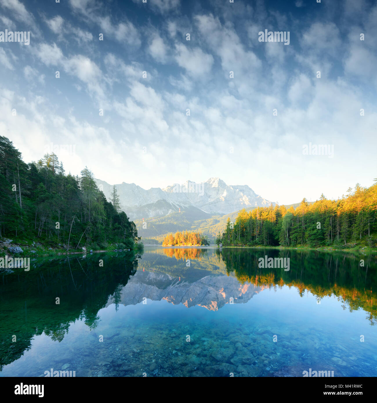 Fantastischer Sonnenaufgang am Berg Eibsee Stockfoto
