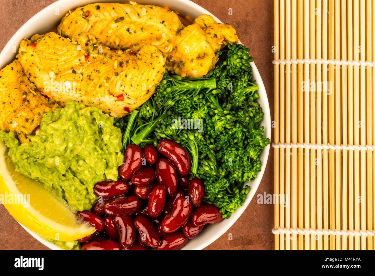 Im Hawaiianischen Stil Huhn und Gemüse Poke Schüssel gegen eine rote Fliese Hintergrund Stockfoto