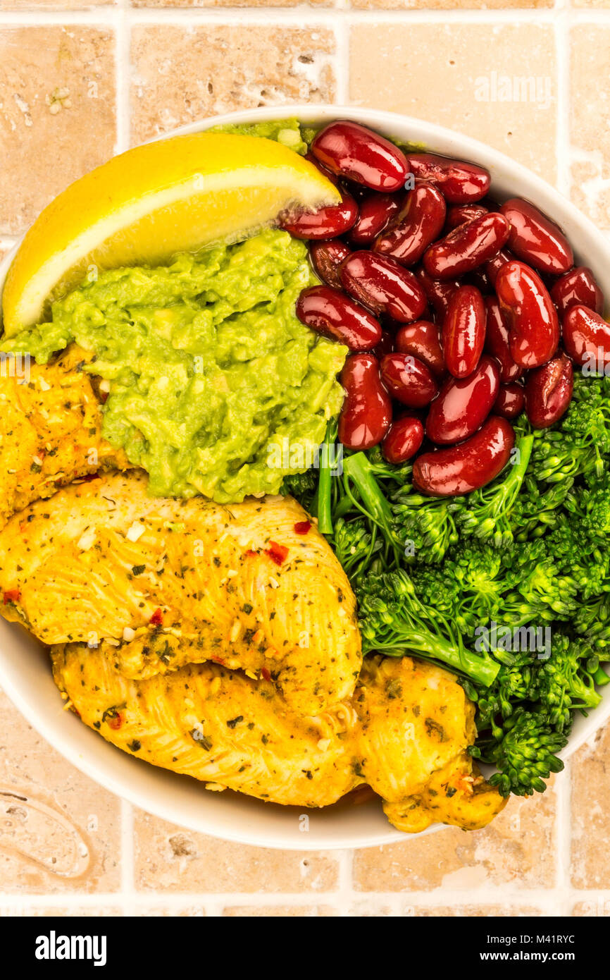 Im Hawaiianischen Stil Huhn und Gemüse Poke Schüssel auf eine geflieste Küche Tisch Hintergrund Stockfoto