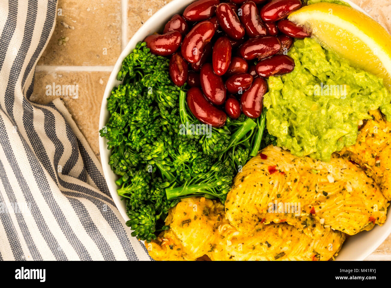 Im Hawaiianischen Stil Huhn und Gemüse Poke Schüssel auf eine geflieste Küche Tisch Hintergrund Stockfoto