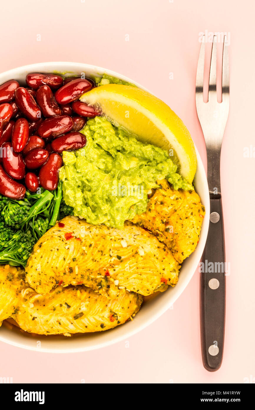 Im Hawaiianischen Stil Huhn und Gemüse Poke Schüssel gegen einen rosa Hintergrund Stockfoto