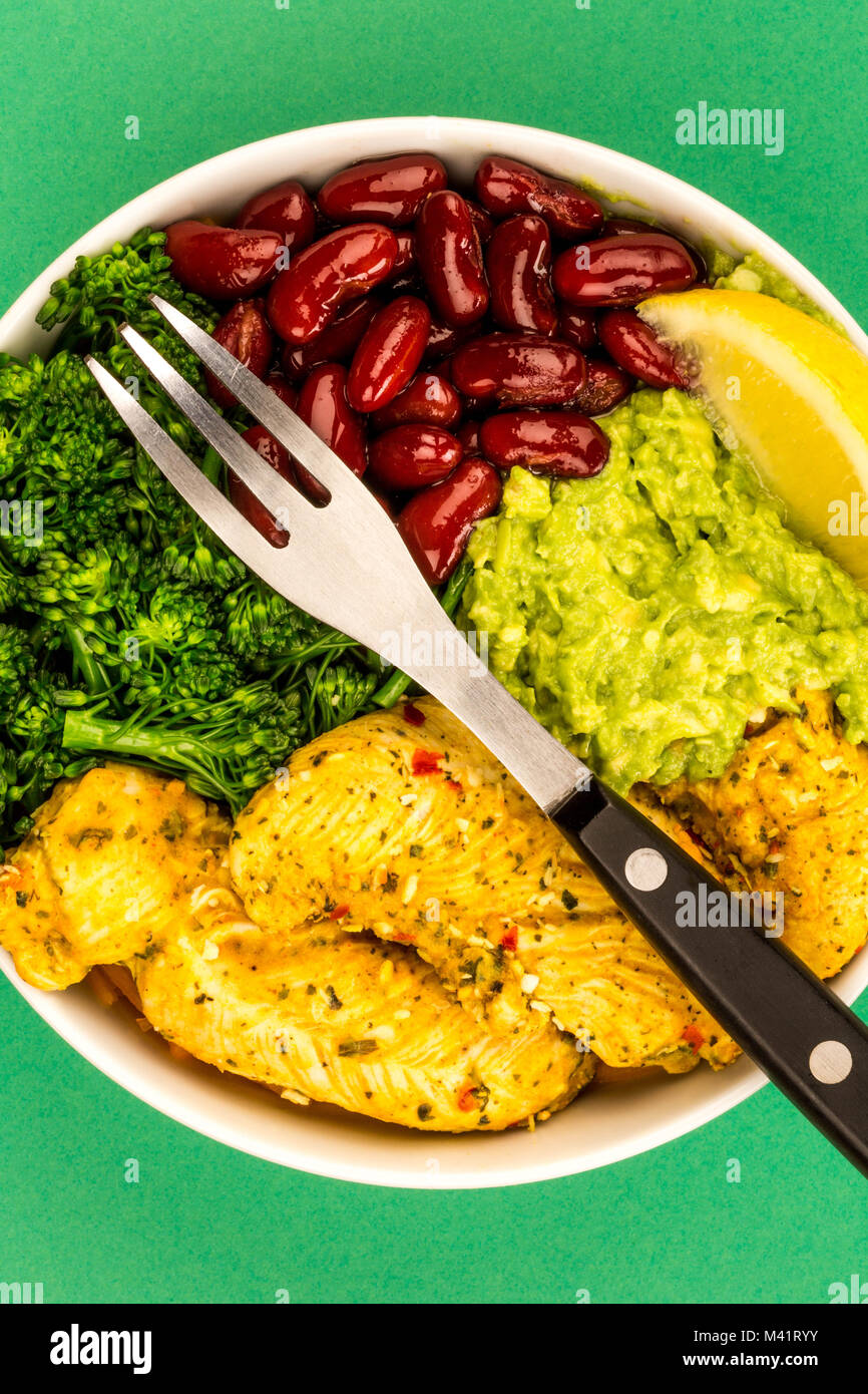 Im Hawaiianischen Stil Huhn und Gemüse Poke Schüssel gegen einen grünen Hintergrund Stockfoto