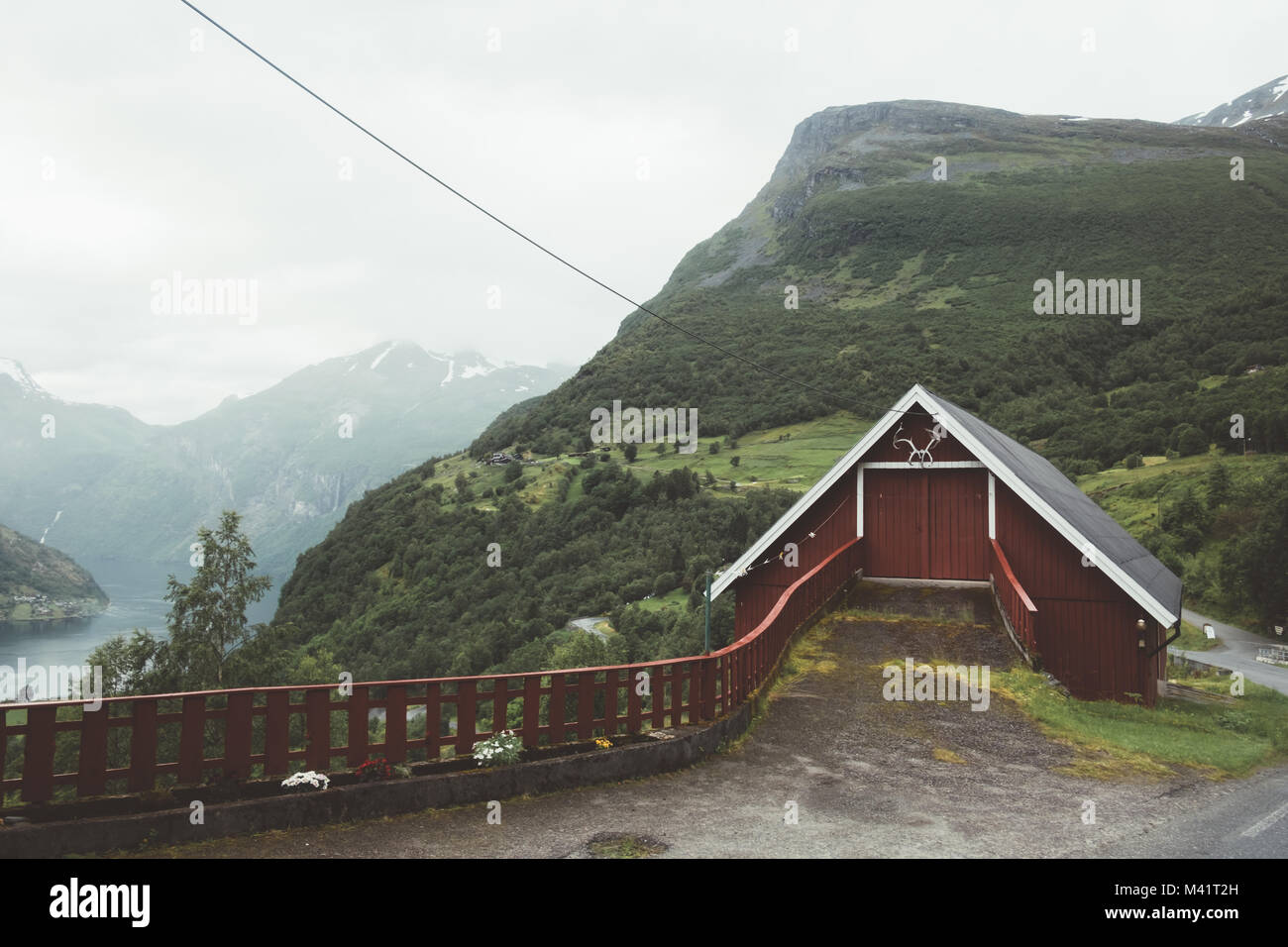 Red Garage in norwegischen Geiranger Dorf Stockfoto