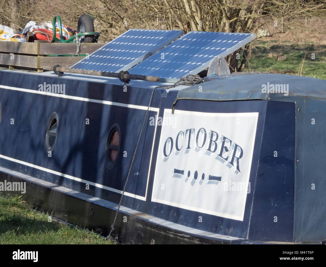 Solarzellen auf dem Dach von 15-04 im Winter, Großbritannien Stockfoto