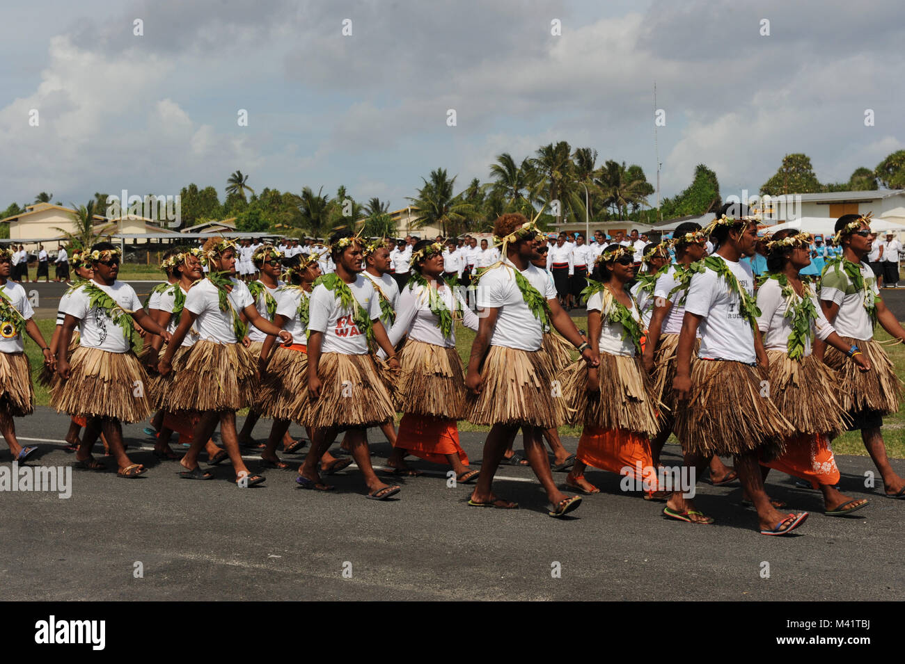 Tuvaluans Parade durch Funafuti während der jährlichen Independance Day feiern Stockfoto