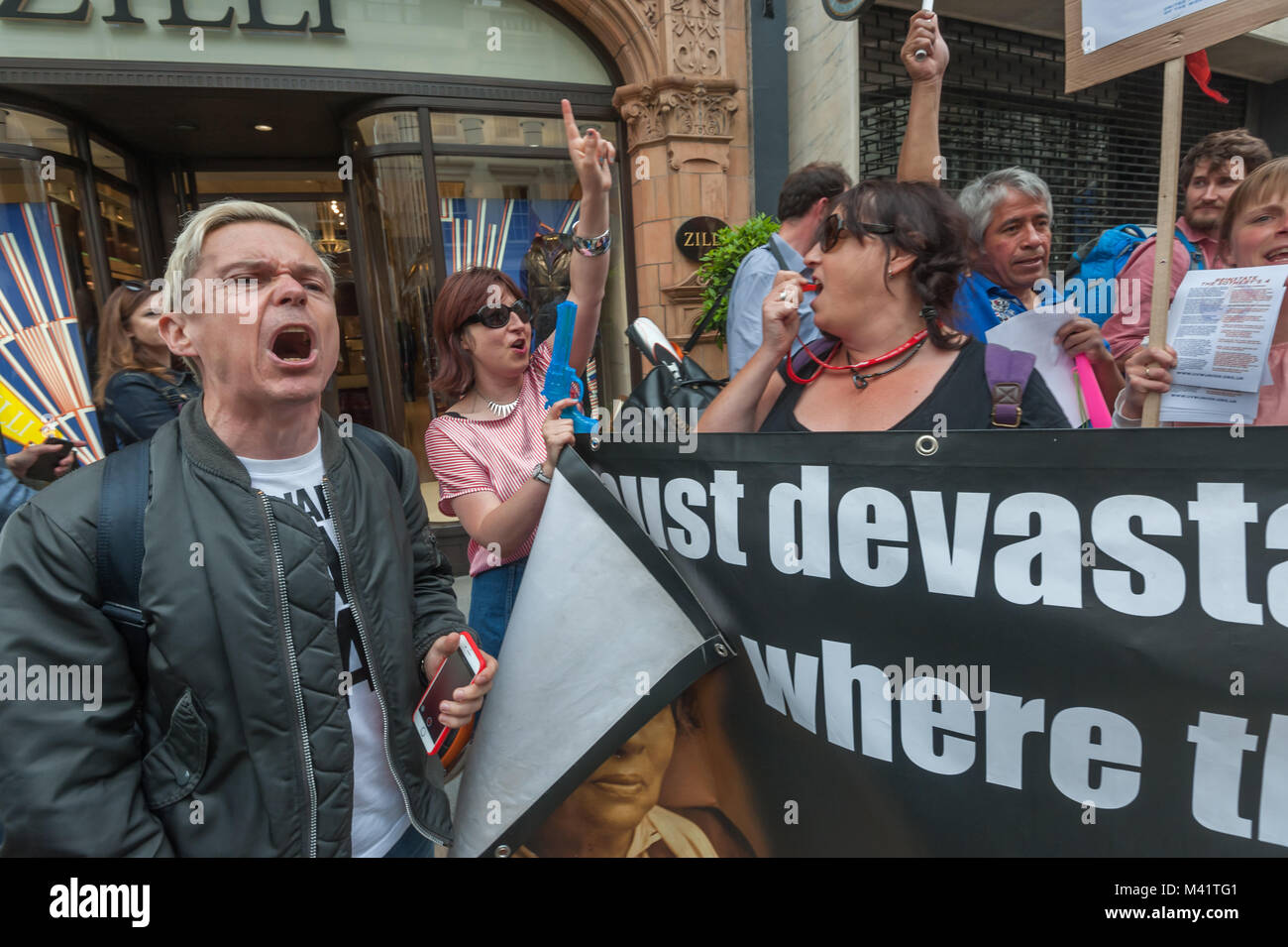 Klasse Krieg kam zu der Party-themed Protest für die Wiedereinsetzung der von otheby 4', Arbeiter entlassen für protestieren, mit Wasserpistolen und die Lucy Parson's Banner "Wir müssen die Wege, wo die reichen Leben zerstören." Stockfoto