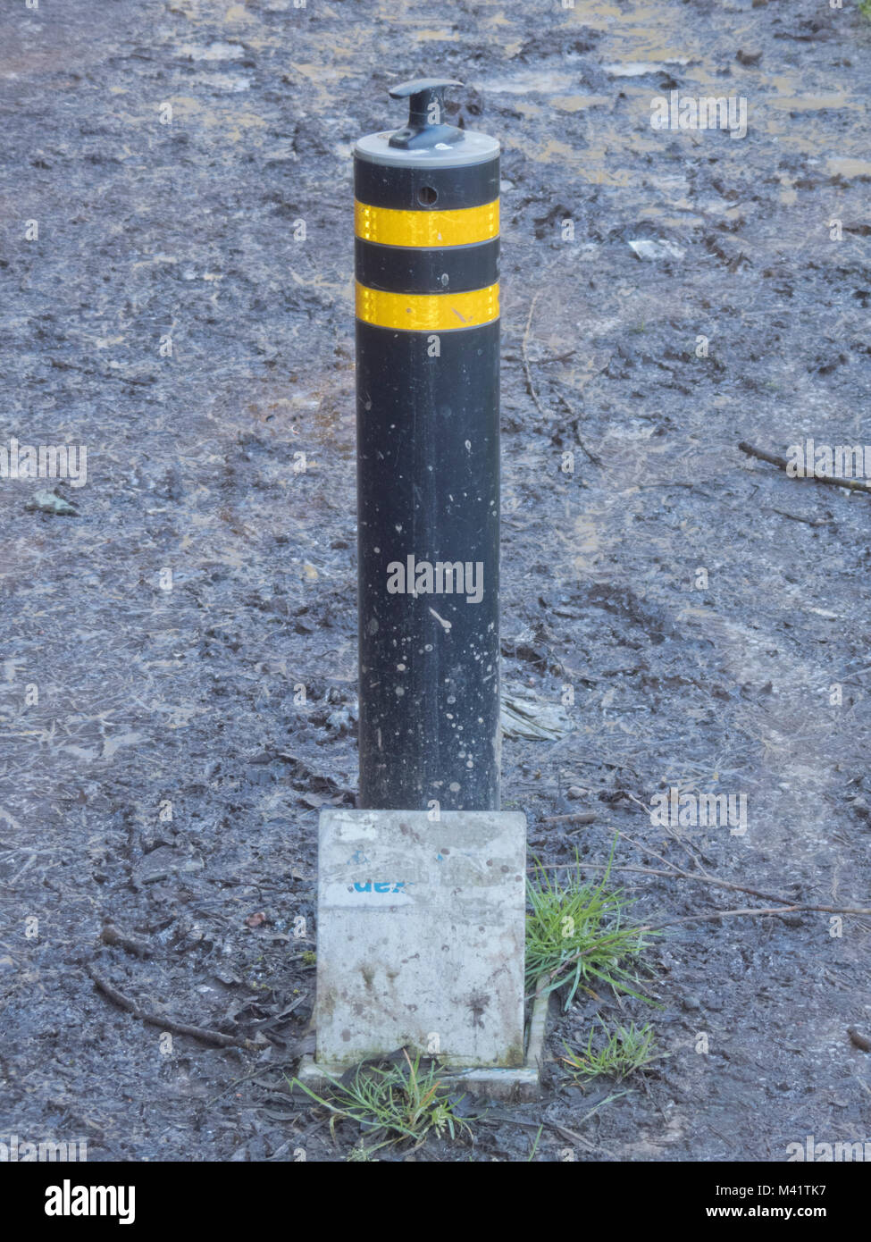 Verriegelung des Klappdachs zusammenbrechenden Teleskop Verkehr Post auf einem öffentlichen Weg, Großbritannien Stockfoto