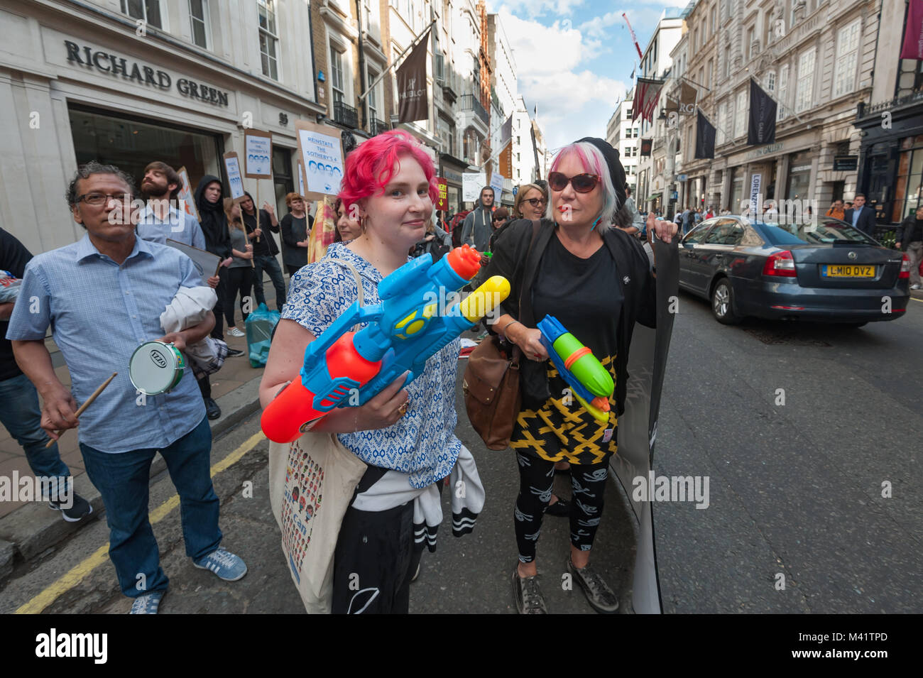 Klasse Krieg Demonstranten mit Wasserpistolen bei Sotheby's in alten Bond St, die Wiedereinstellung der Arbeiter für die Teilnahme am Protest der letzten Woche für die Lohnfortzahlung entlassen. Stockfoto