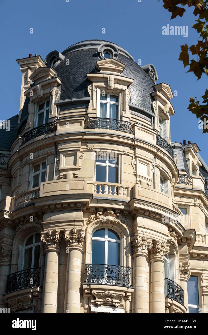 Fassade des typischen Haus mit Balkon im 16. Arrondissement von Paris. Frankreich Stockfoto