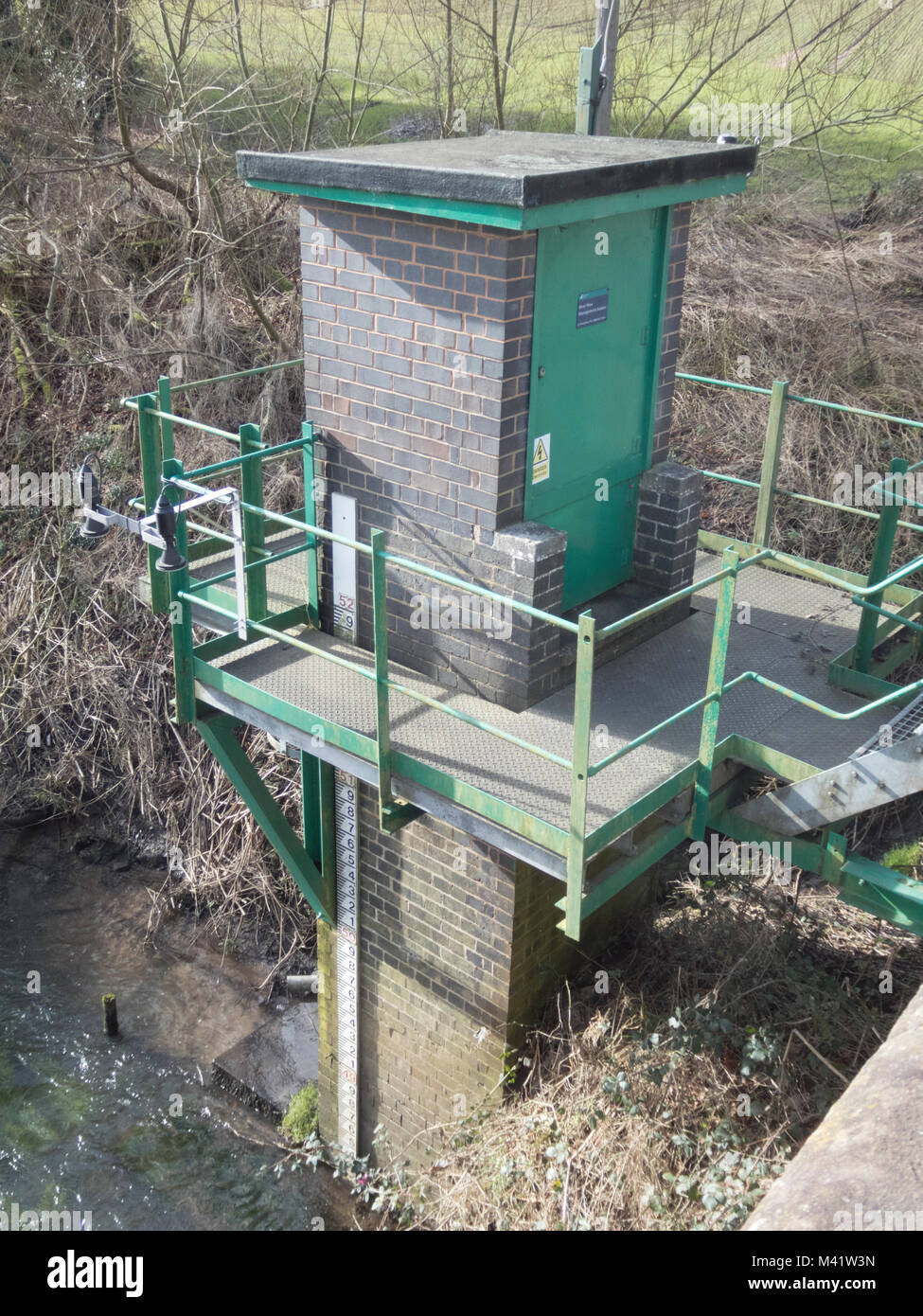 Fluß-Management Station, Fluss Stour, Stourton, South Staffordshire, England, UK im Februar Stockfoto