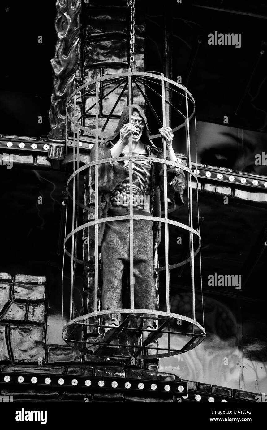 Monster Kunststoff Mann in einem eisernen Käfig mit allen visceras ausgesetzt Stockfoto