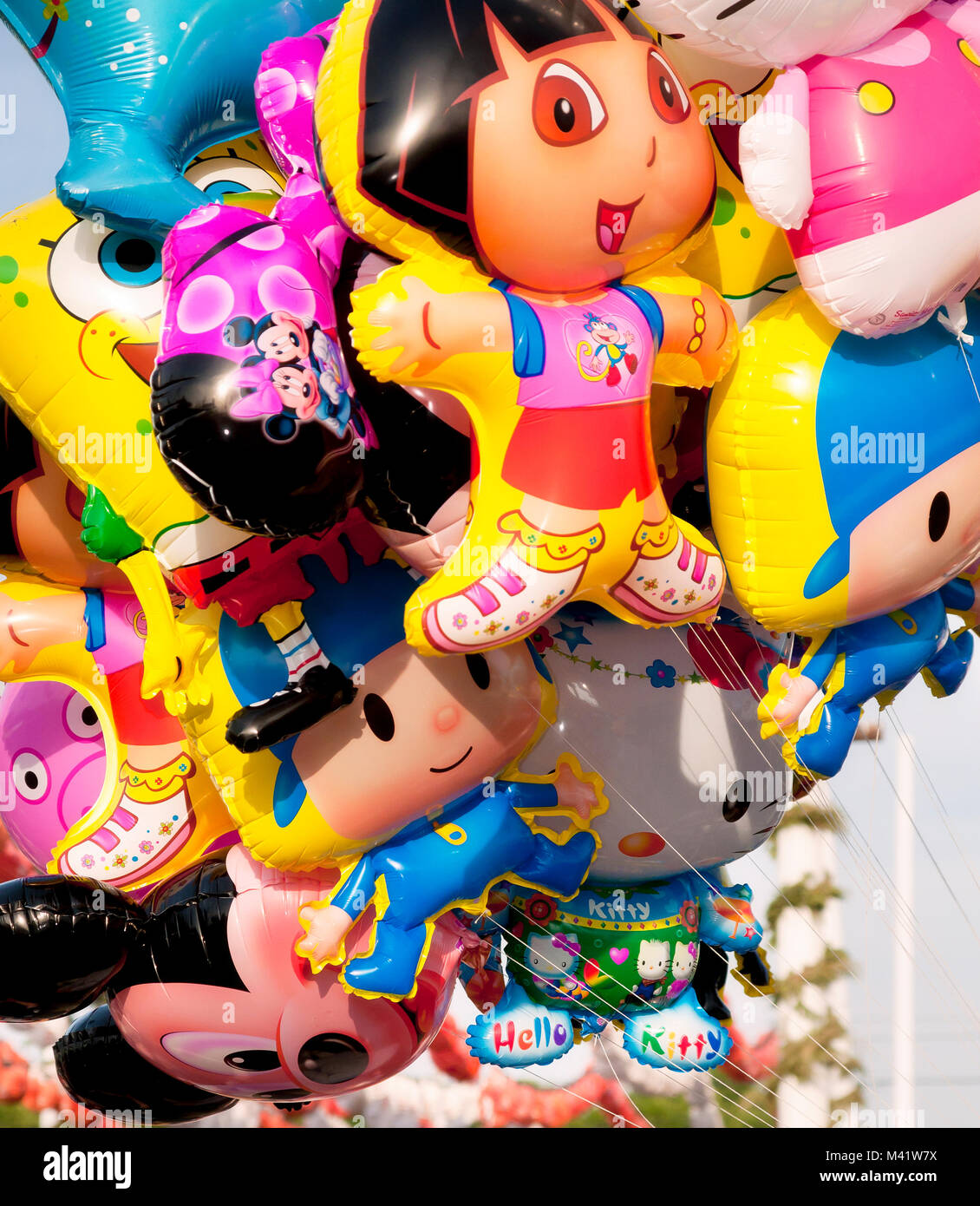 Aufgeblasene Luftballons vertreten einige Comicfiguren Stockfoto