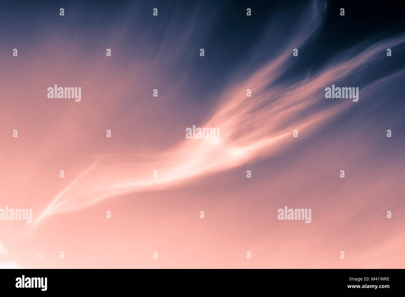 Bunte Wolken über die Split-Toning fotografische Methode erstellt. 10. August 2017. Stockfoto