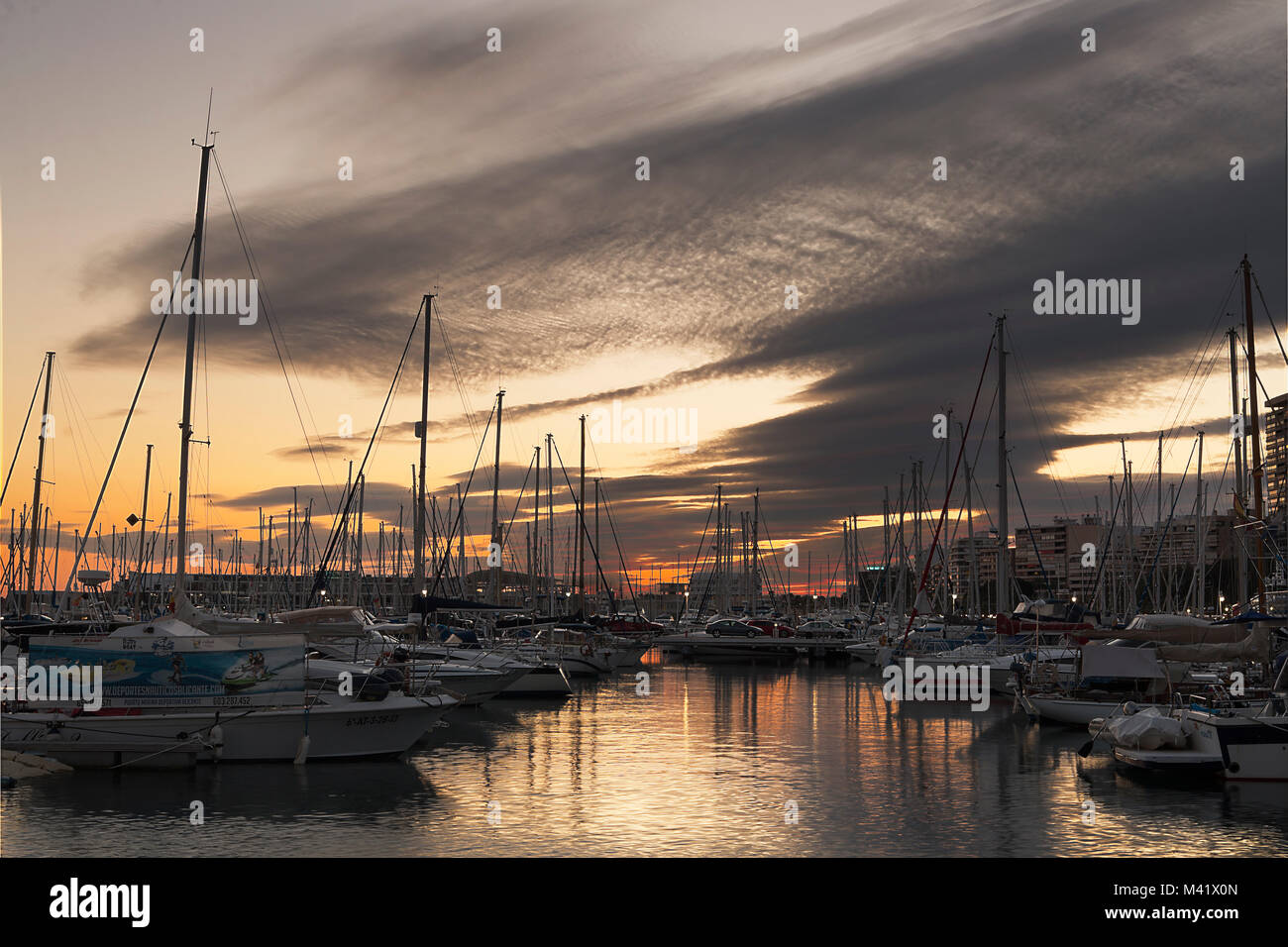 Alicante, Spanien. Februar 9, 2018: Hafen von Alicante in einem kalten Winter Sonnenuntergang Stockfoto