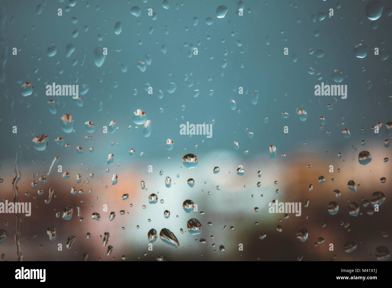 Regentropfen am Fenster Stockfoto