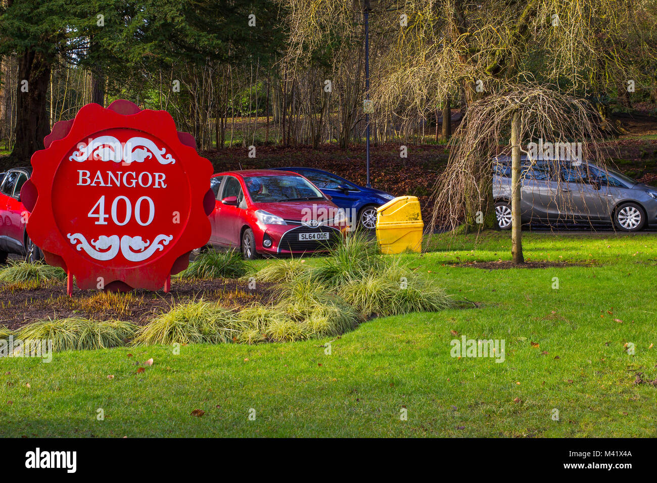 Ein großes Schild am Bangor Museum im County Down in Nordirland Kennzeichnung der 400. Jahrestag der Gewährung von Bangor von Charta von König James 1. Stockfoto