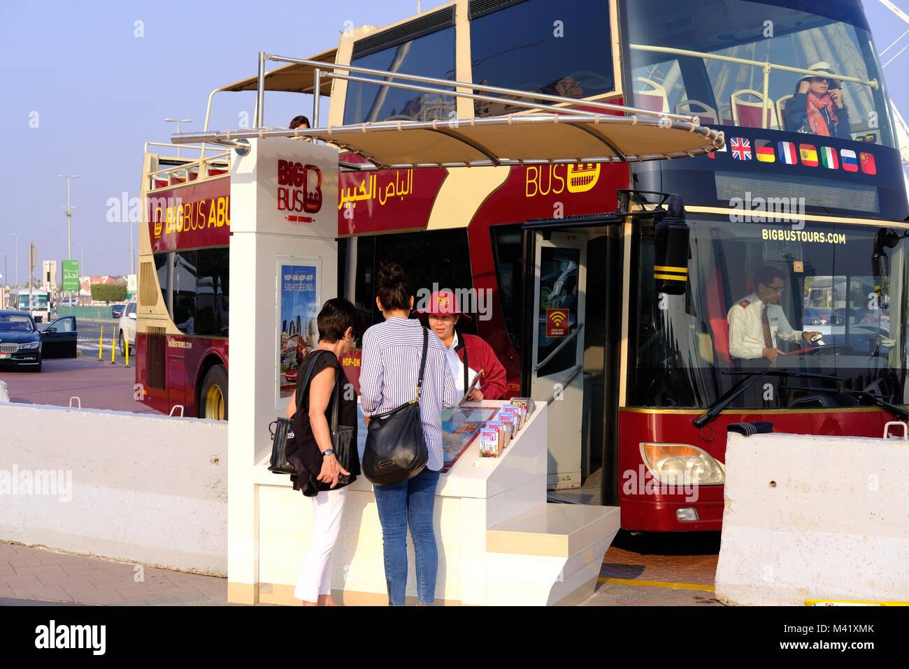 Kunden, die auf der Suche nach Informationen und Kauf von Tickets werden an die Big Bus Tour Abu Dhabi - Abu Dhabi Hop-on, Hop-off Bus Touren können Sie die Entdecken Sie die Hauptstadt der Vereinigten Arabischen Emirate zu erkunden. Stockfoto