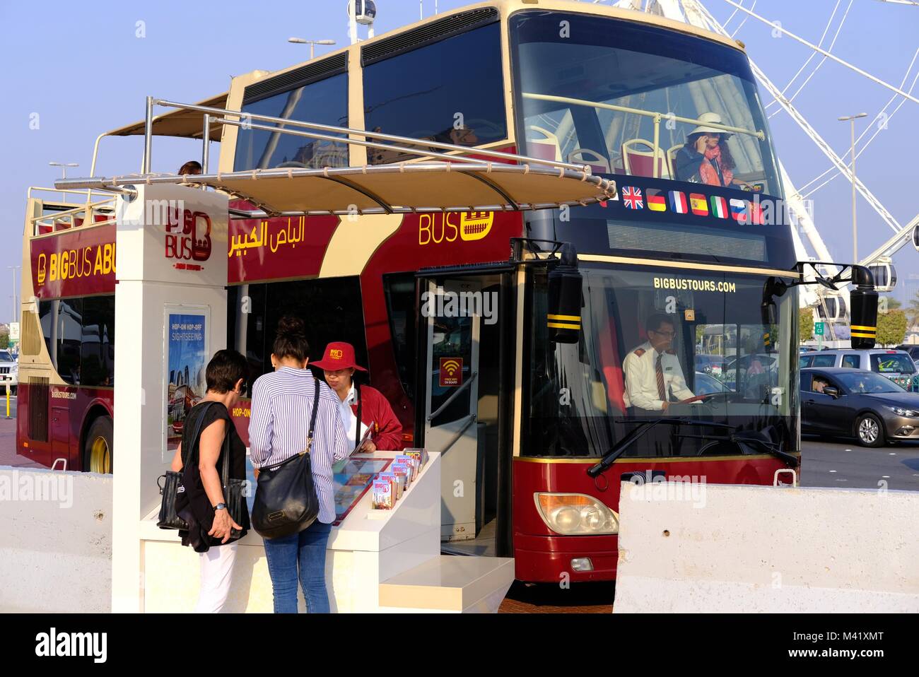 Kunden, die auf der Suche nach Informationen und Kauf von Tickets werden an die Big Bus Tour Abu Dhabi - Abu Dhabi Hop-on, Hop-off Bus Touren können Sie die Entdecken Sie die Hauptstadt der Vereinigten Arabischen Emirate zu erkunden. Stockfoto