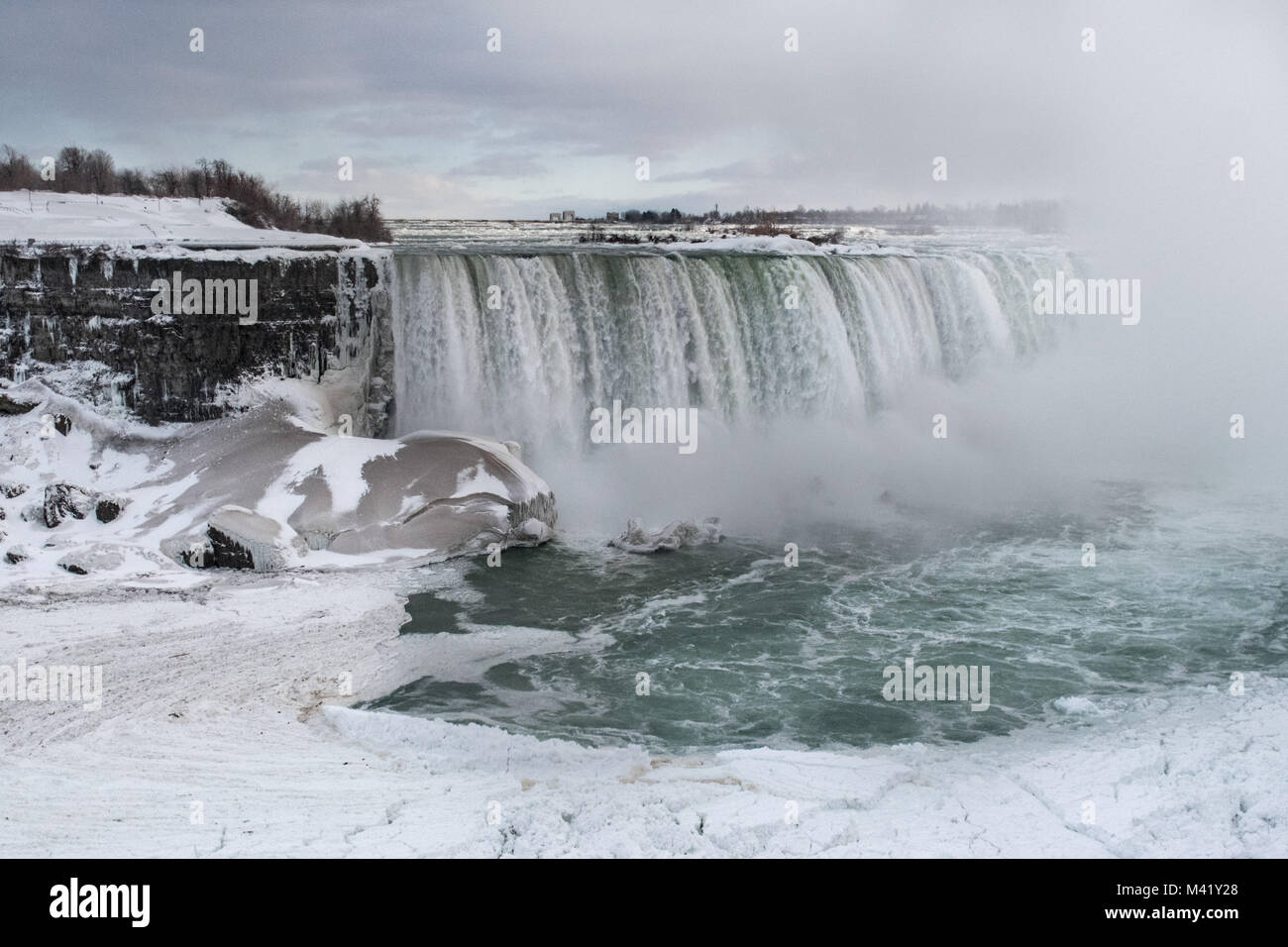Teilweise Niagara Wasserfälle gefroren Stockfoto