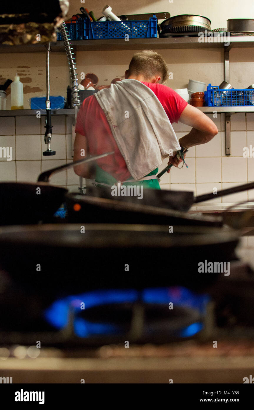 Ein Koch in der Küche eines Restaurants in Bristol, England arbeiten Stockfoto