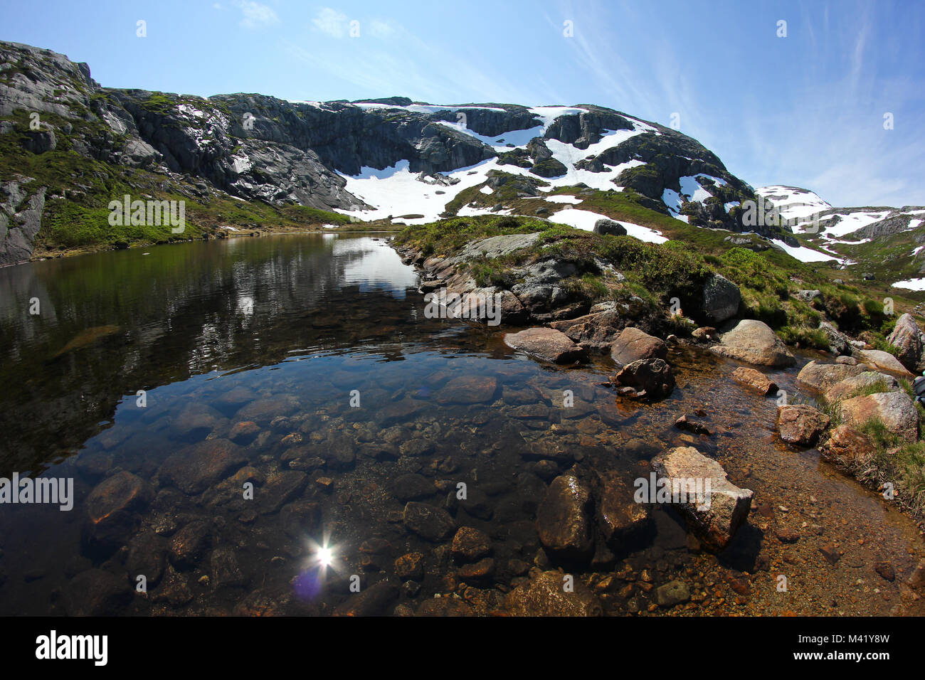 Ein kleiner Gletscher See in den wilden Bergen Norwegens Stockfoto