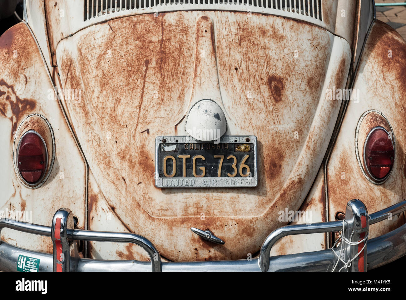 Die Rückseite eines rostigen alten Volkswagen Käfer mit Kalifornien Nummernschilder Stockfoto