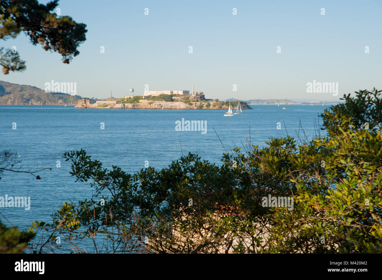 San Francisco, CA - Februar 03: Blick auf die Insel Alcatraz von Fort Mason Stockfoto