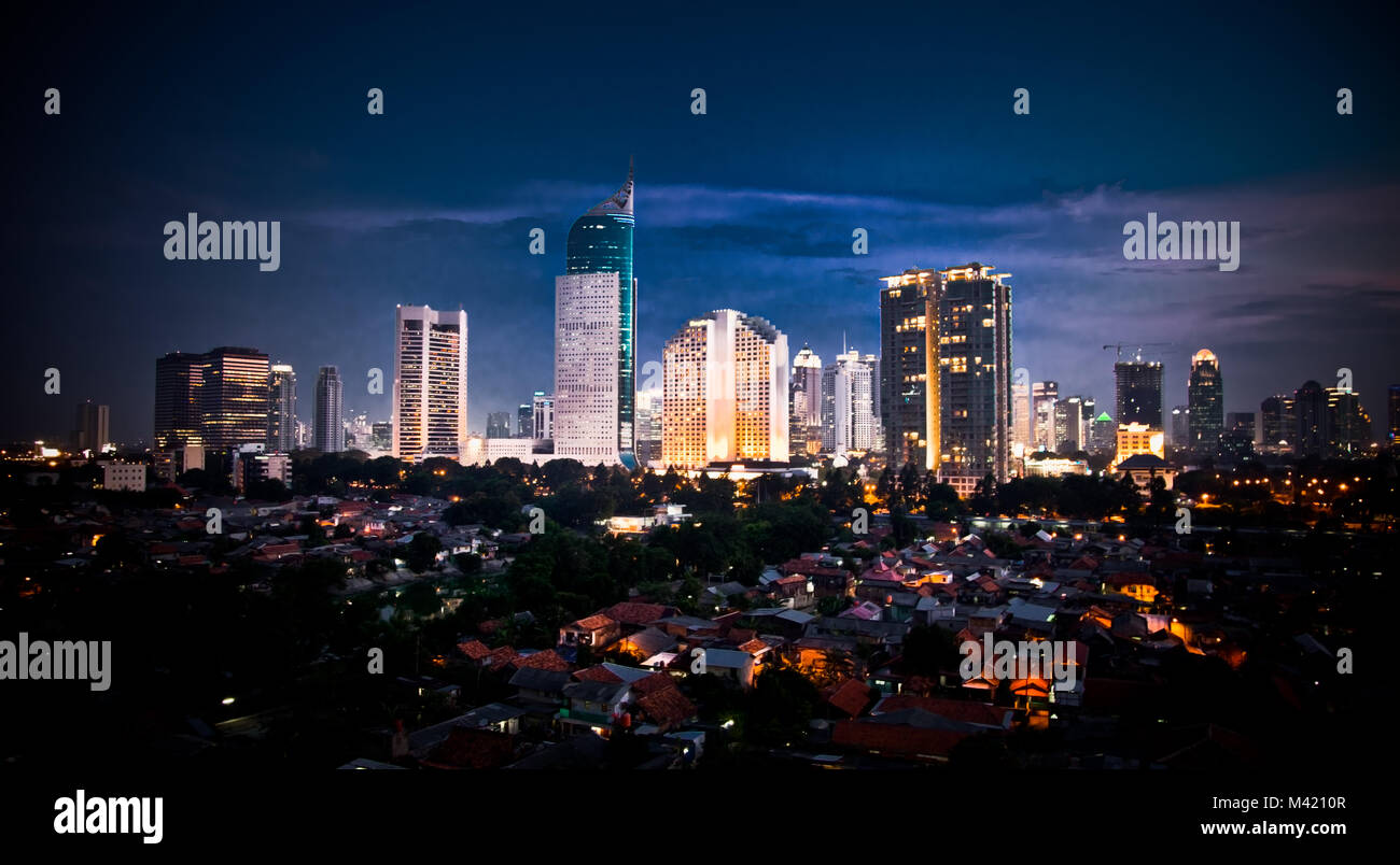 Panoramablick auf das Stadtbild der indonesischen Hauptstadt Jakarta bei Nacht Stockfoto