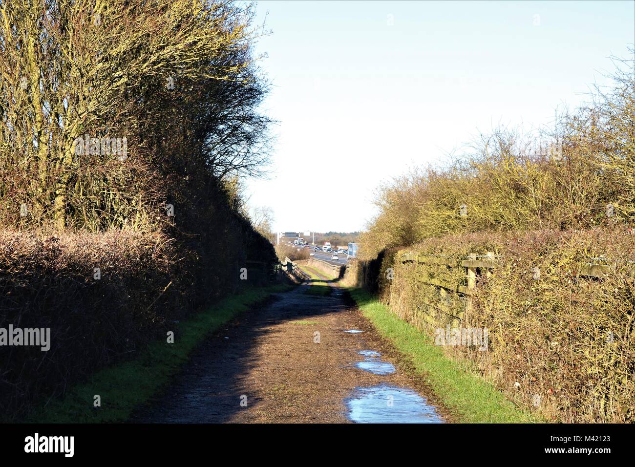 Natur Pfad mit M40 Autobahn zwischen Bicester und Banbury, Oxfordshire in der Entfernung Stockfoto