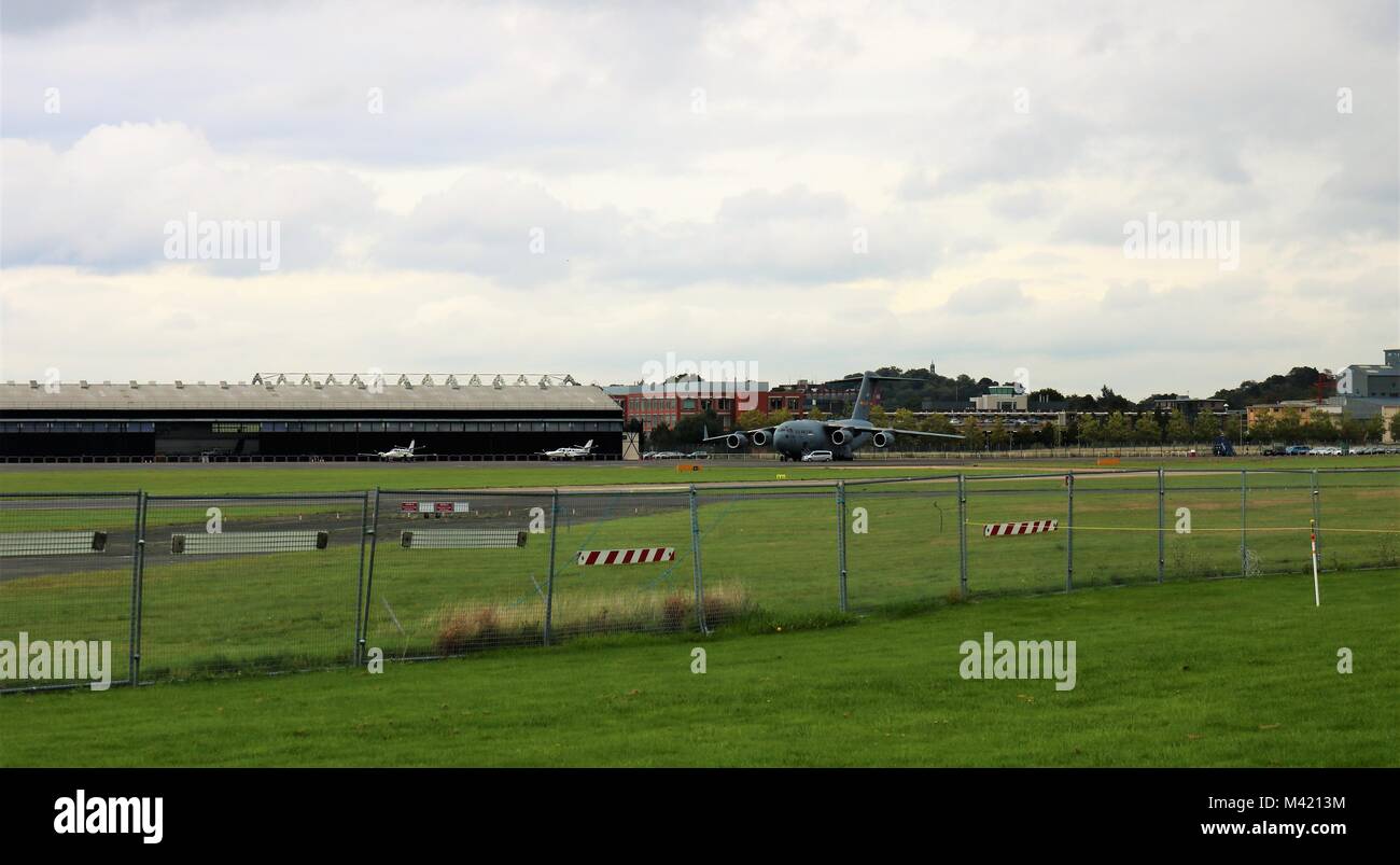 Flughafen Farnborough, Hampshire, UK mit Hercules Transportflugzeug, USA Air Force auf Start- und Landebahn Stockfoto