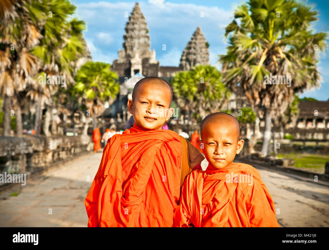 ANGKOR WAT, Kambodscha - Apr 20,2013: Buddhistische Mönche in Angkor Wat complex am 20.November 2013. Das Königreich Kambodscha. Angkor Wat wurde erstmals ein Hindu, anschließend, ein Stockfoto