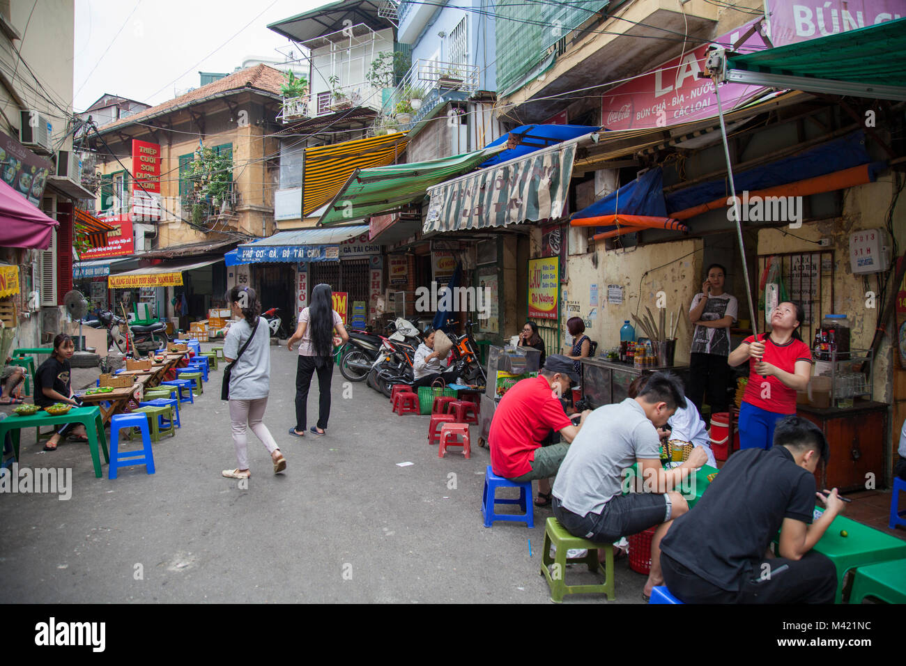Lokale Restaurants auf einer Straße in Hanoi, Vietnam Stockfoto
