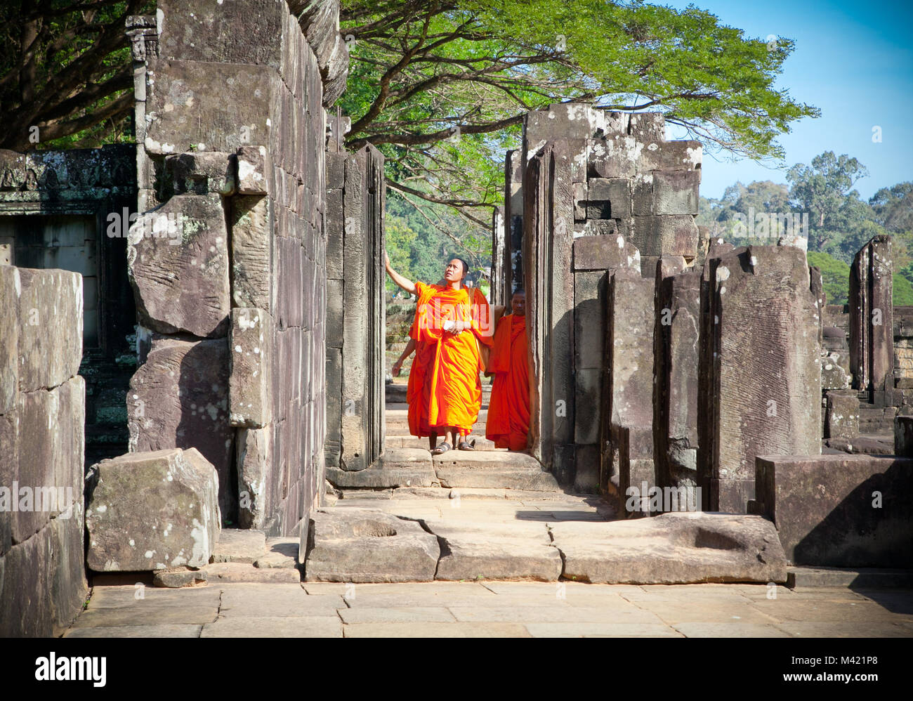 ANGKOR WAT, Kambodscha - Apr 21,2013: Buddhistische Mönche in Angkor Wat complex am 21.November 2013. Das Königreich Kambodscha. Angkor Wat wurde erstmals ein Hindu, anschließend, ein Stockfoto