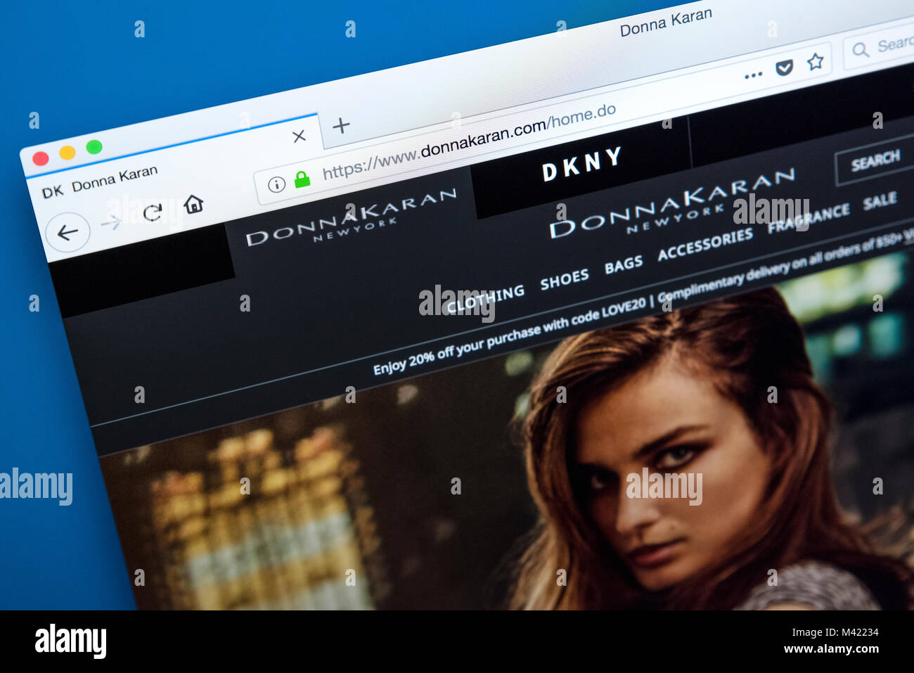 LONDON, Großbritannien - 8. FEBRUAR 2018: Die Homepage der offiziellen Website für Donna Karan, auch als DK bekannt - der amerikanische Modedesigner, Am 8. März Stockfoto