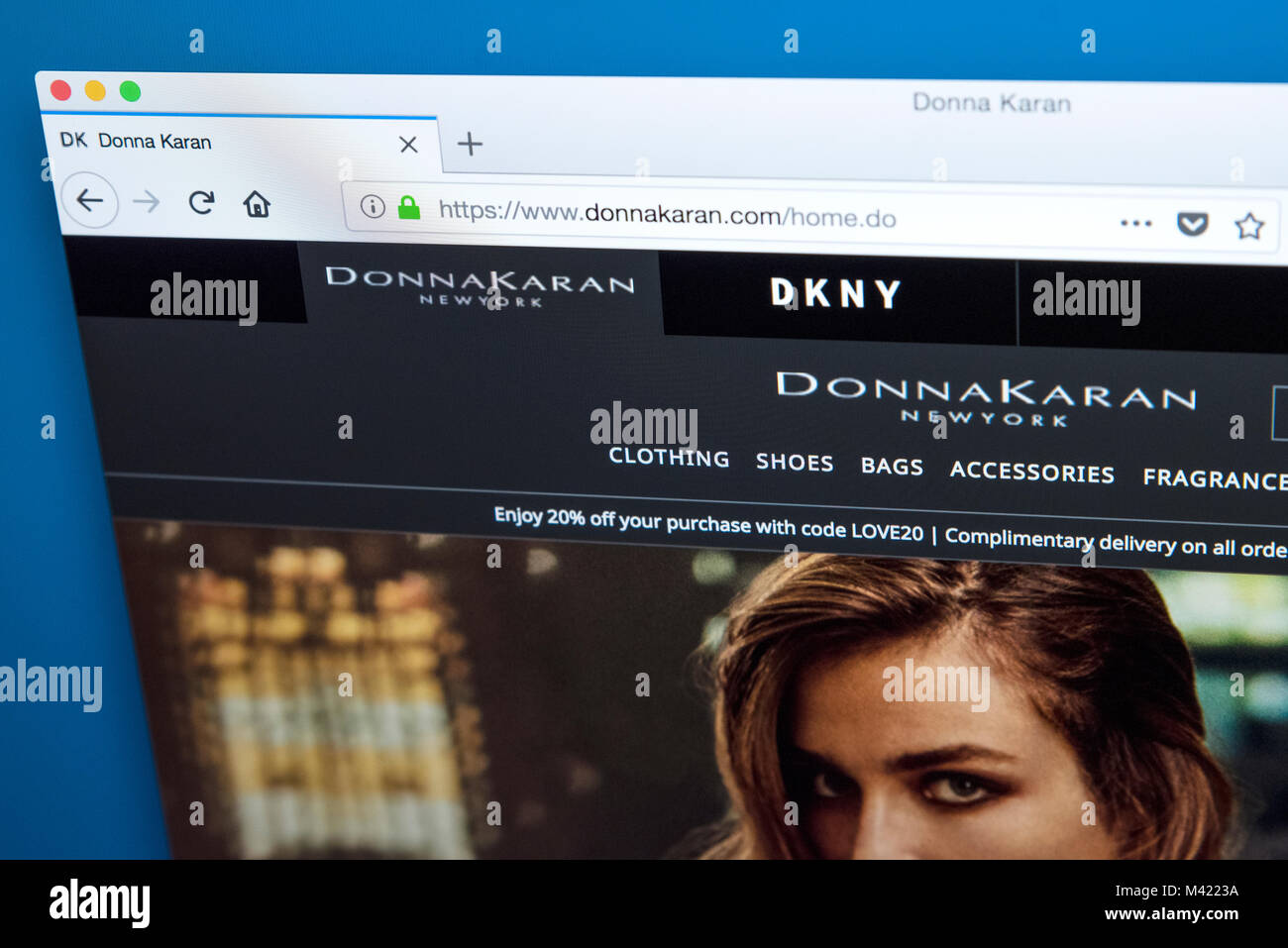LONDON, Großbritannien - 8. FEBRUAR 2018: Die Homepage der offiziellen Website für Donna Karan, auch als DK bekannt - der amerikanische Modedesigner, Am 8. März Stockfoto