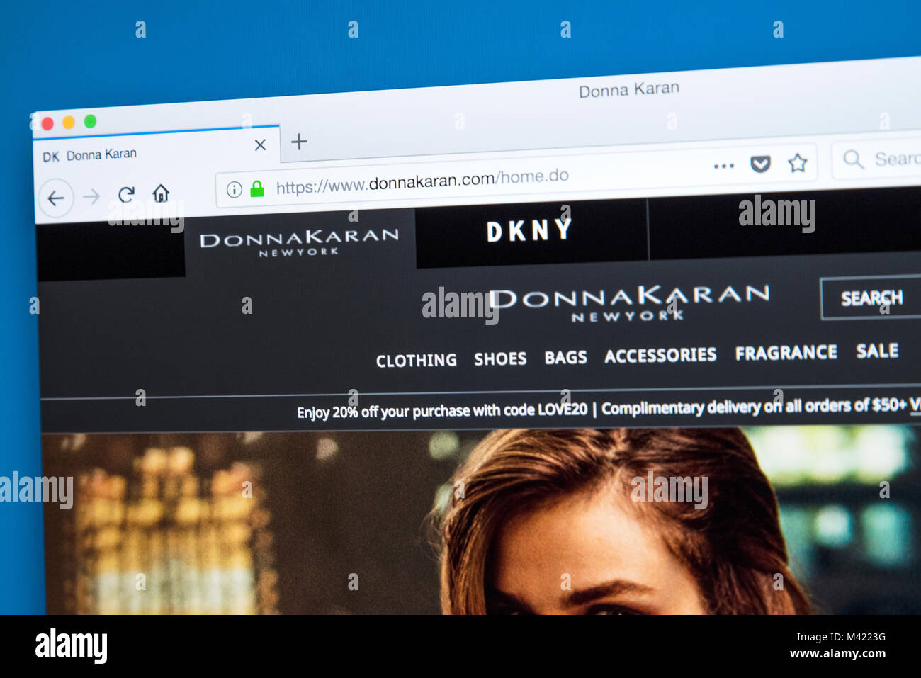 LONDON, Großbritannien - 8. FEBRUAR 2018: Die Homepage der offiziellen Website für Donna Karan, auch als DK bekannt - der amerikanische Modedesigner, Am 8. März Stockfoto