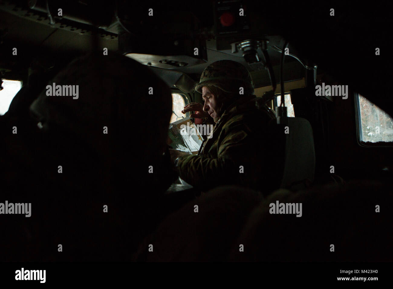 Kapitän Andrew Bender, kommandierender Offizier der Firma F, 4 Tank Battalion, 4th Marine Division, Bewertungen Checkpoints auf eine Karte während der Übung Kurzurlaub im Winter 2018, in der Nähe von Camp Äsche, Michigan, 8. Februar, 2018. Finden Marines verbringen zwei Wochen jedes Jahr bauen ihre Fähigkeiten bei einem jährlichen Übung. Dieses Jahr, das Camp Lejeune in North Carolina, Tank Gesellschaft nutzt weiterhin die Vorteile der robusten Training Camp Äsche Bereichen ihre Offensive, defensive und Manöver Fähigkeiten zu testen, eine strenge Kälte Umwelt. Stockfoto