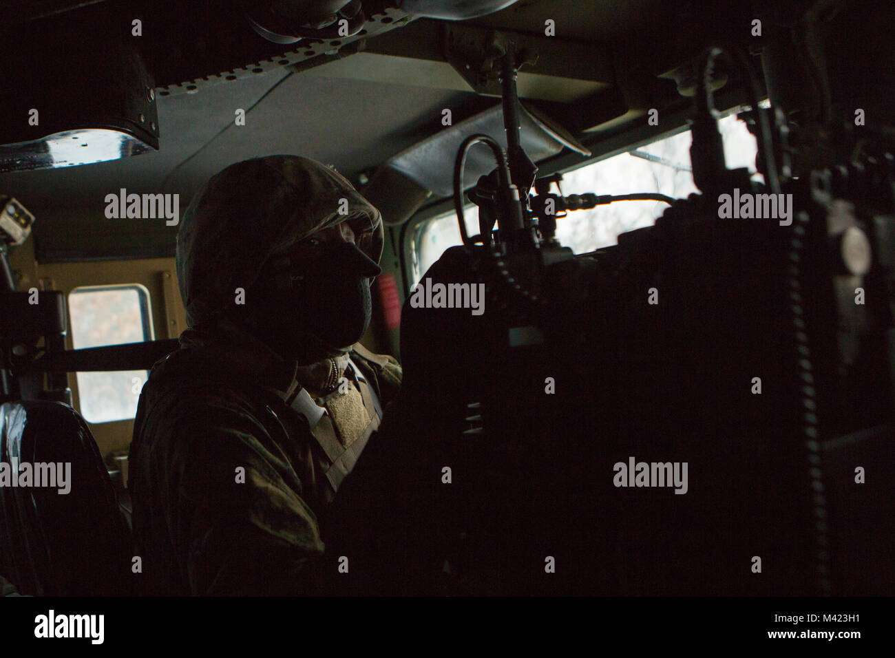 Cpl. De'Andre Rogers, ein Feld radio Operator mit Firma F, 4 Tank Battalion, 4th Marine Division, passt ein Harris ANVRC-110 Funkverkehr mit den combat Operations Center wieder herzustellen, während der übung Kurzurlaub im Winter 2018, in der Nähe von Camp Äsche, Feb 9, 2018. Während der Ausbildung Tag drei der Winterpause 18, Fox Co. nahm an einer Vielzahl von Übungen, darunter Platoon offensive und defensive Operationen. Diese Übung erhöht die Interoperabilität der Reserve Komponente mit der Aktiven Komponente. Stockfoto