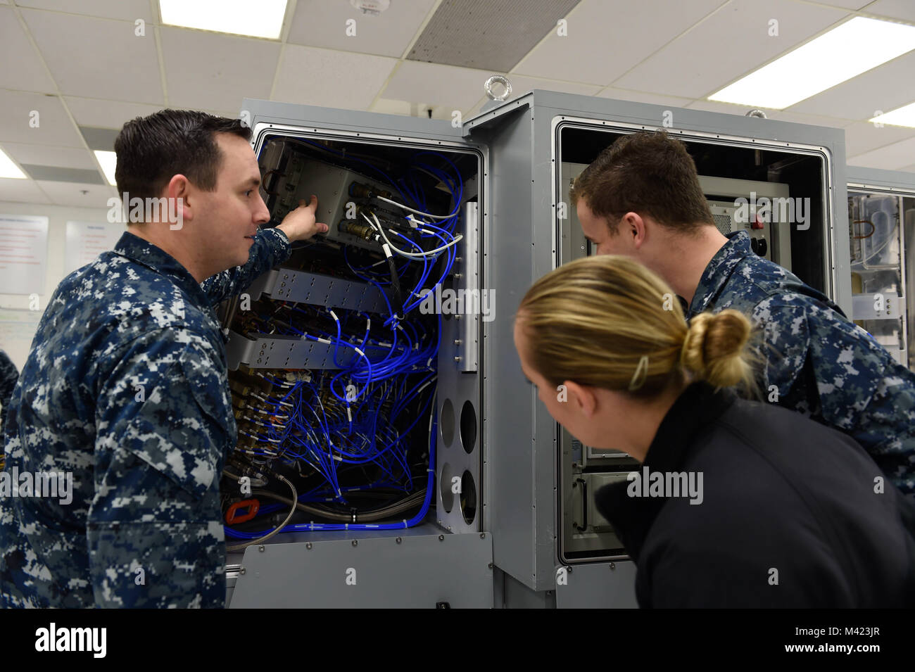 180208-N-FI 568-013 Pensacola, Fla (Feb. 8, 2018) Cryptologic Techniker (Technische) 1. Klasse Donald Davis, ein Eingeborener von Kairo, Georgien, erläutert die Komponenten eines AN/SLQ-32(V)6 Antenne Gehäuse als Teil des AN/SLQ-32(V)6 Antenne Wartung Kurs an der Information Warfare Training Befehl Corry Station. (U.S. Marine Foto von Mass Communication Specialist 2. Klasse Taylor L. Jackson/Freigegeben) Stockfoto